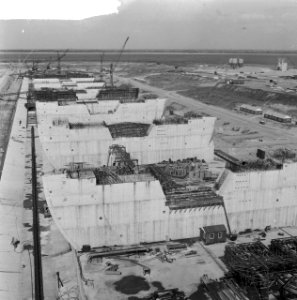 Deltawerken in het Haringvliet. Overzicht vanaf grote brugkraan, Bestanddeelnr 912-4678