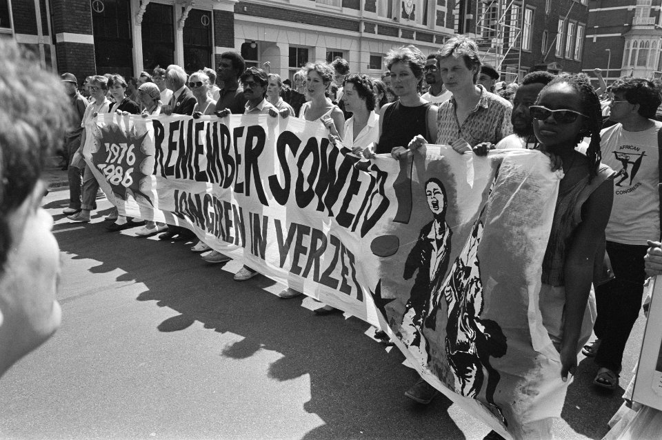 Demonstratie in Den Haag n.a.v. 10 jarige opstand in Soweto Zuid-Afrika, Bestanddeelnr 933-6864