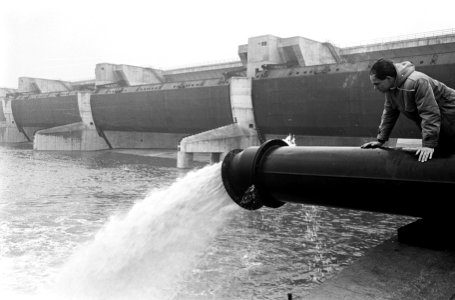 Deltawerken, sluizencomplex in de bouwput Haringvliet, een grote persleiding zor, Bestanddeelnr 920-0137