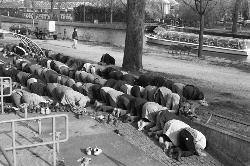 Demonstratie in Amsterdam tegen woonlandbeginsel in de kinderbijslag onderbreki, Bestanddeelnr 934-2190