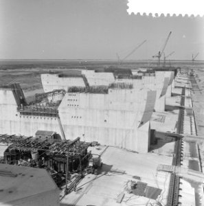 Deltawerken in het Haringvliet. Overzicht vanaf grote brugkraan, Bestanddeelnr 912-4680