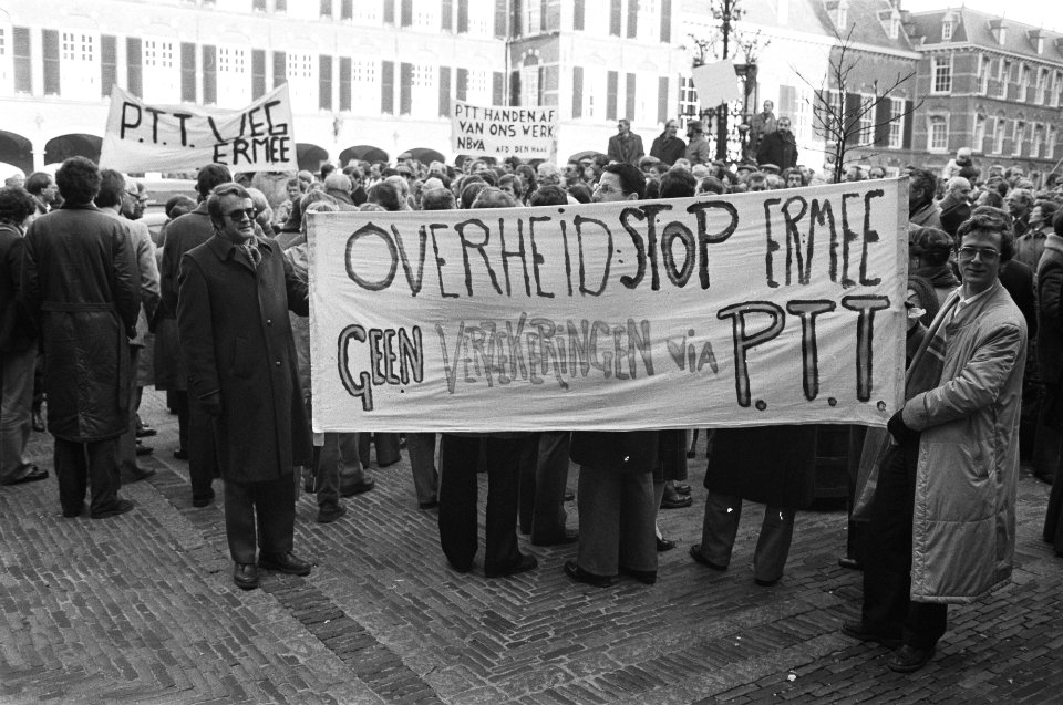Dem. 500 leden van Unie van Assuratie tussenpersonen op Binnenhof tegen aankondi, Bestanddeelnr 931-9485