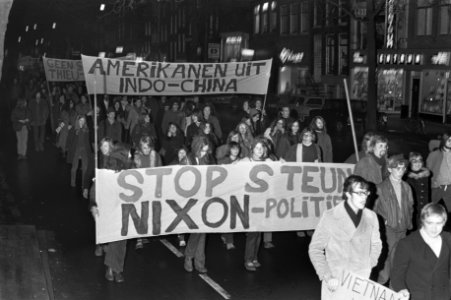 Demonstratie in Amsterdam tegen Amerikaanse politiek in Indo China, Bestanddeelnr 925-3793