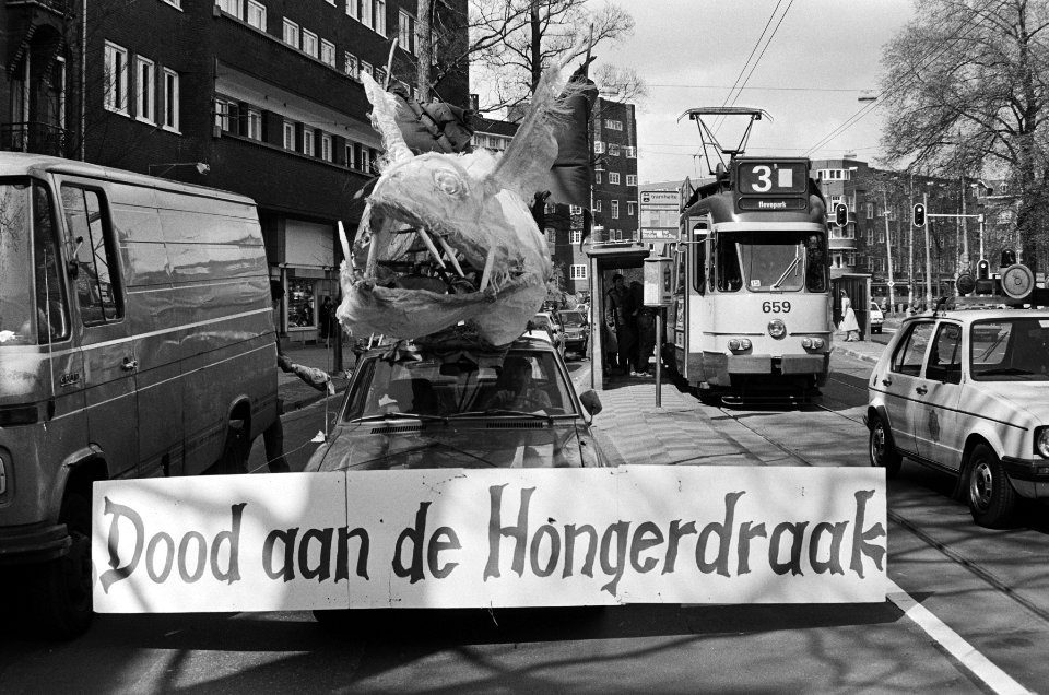 Demonstratie in Amsterdam onder motto Vrede door samen delen van Museumplein n, Bestanddeelnr 932-1204