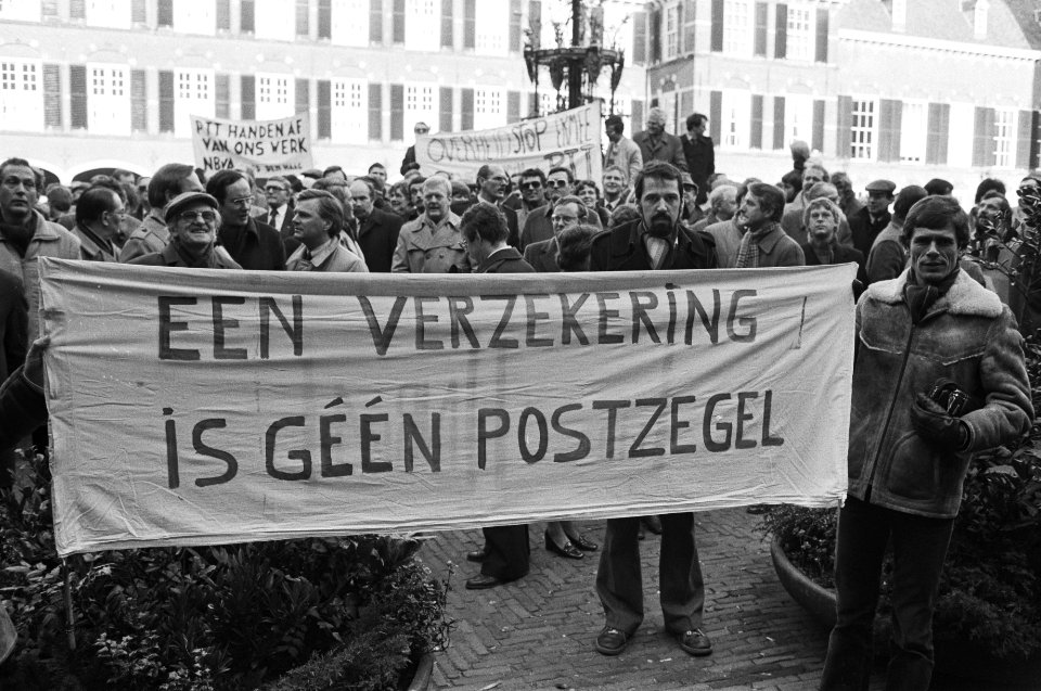 Dem. 500 leden van Unie van Assuratie tussenpersonen op Binnenhof tegen aankondi, Bestanddeelnr 931-9487
