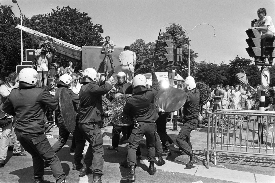 Demonstratie in Den Haag naar aanleiding van 10-jarige opstand in Soweto ME-ers, Bestanddeelnr 933-6860