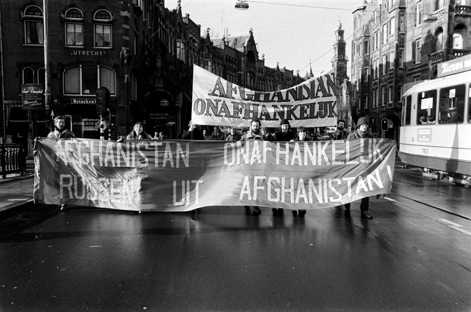 Demonstratie in Amsterdam tegen Russische interventie in Afghanistan, Bestanddeelnr 930-6410