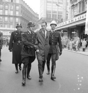 Demonstratie in Brussel. Politie brengt arrestant op, Bestanddeelnr 913-0848