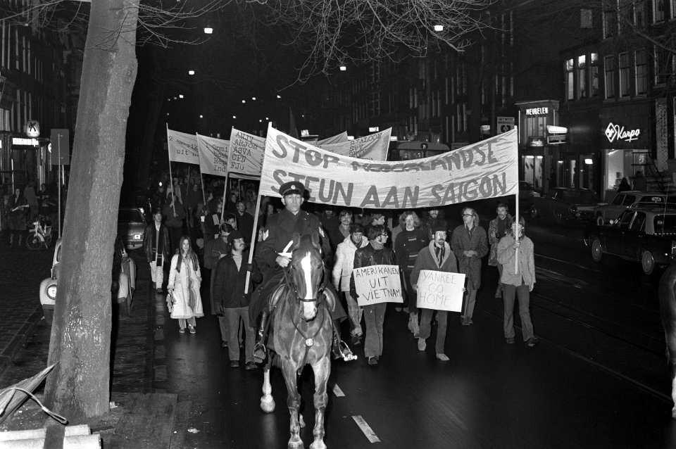 Demonstratie in Amsterdam tegen Amerikaanse politiek in Indo China, Bestanddeelnr 925-3794