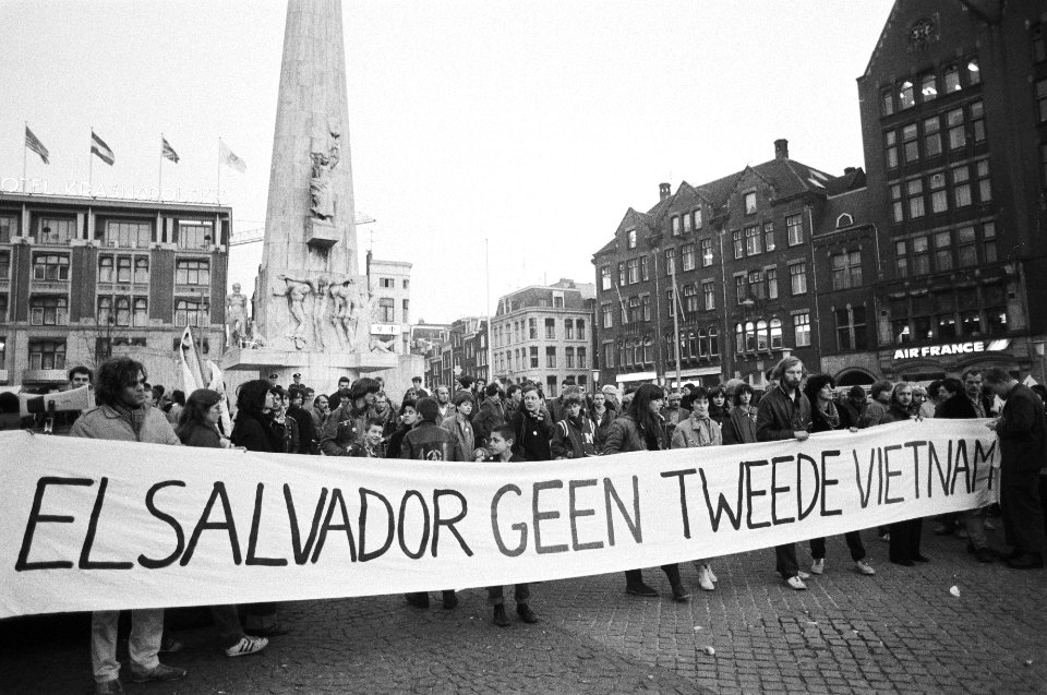 Demonstratie in Amsterdam tegen situatie in El Salvador, Bestanddeelnr 932-0709