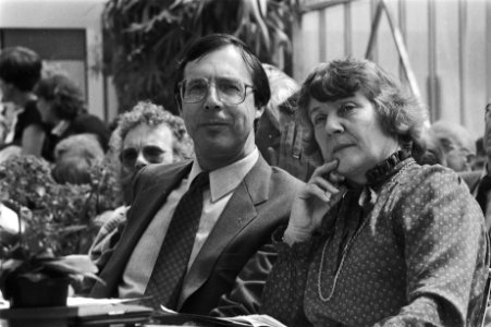 Democratendag van D'66 in Blijdorp in het kader van de campagne voor de Europese verkiezingen; EG-ambassadeur in Tokio Laurens Jan Brinkhorst met Shirley Williams