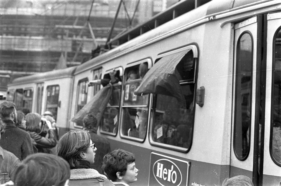 Demonstratie 500 jongeren tegen verhoging Amsterdamse tramtarieven jongeren bez, Bestanddeelnr 922-1541