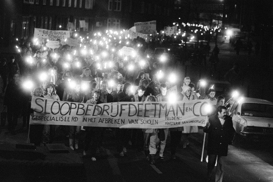 Demonstranten lopen met spandoek Sloopbedrijf Deetman en Co, Bestanddeelnr 932-5097