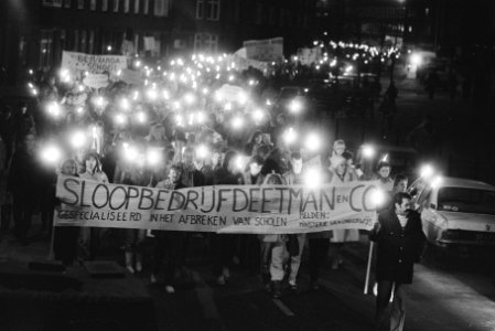 Demonstranten lopen met spandoek Sloopbedrijf Deetman en Co, Bestanddeelnr 932-5097