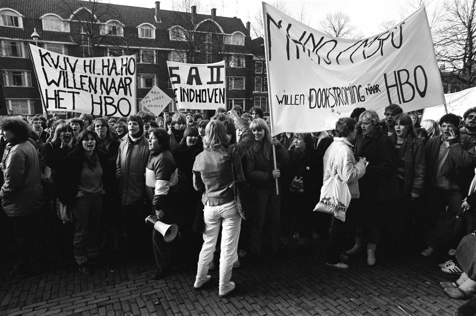 Demonstratie door studenten voor ministerie van Onderwijs Den Haag voor betere d, Bestanddeelnr 931-9234