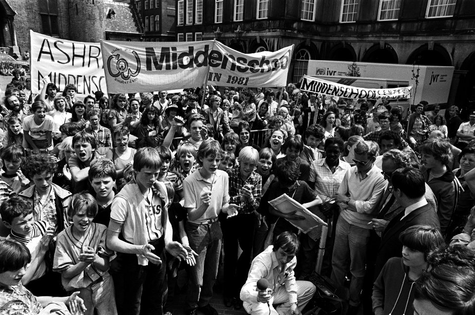 Demonstratie door leerlingen van Middenschool op het Binnenhof in Den Haag , mevrouw, Bestanddeelnr 931-4826