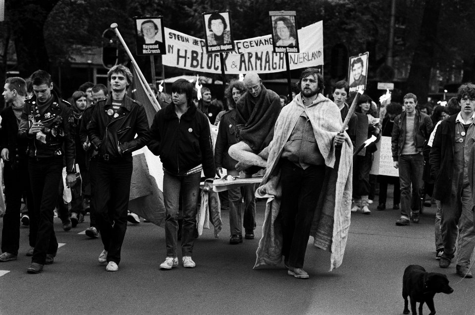 Demonstratie in Amsterdam i.v.m. overlijden van IRA-activist Bobby Sands , in de demonstratie werd een pop meegedragen, Bestanddeelnr 931-4685