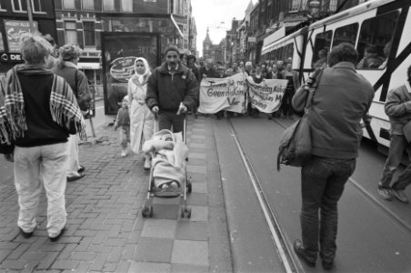 Demonstratie in Amsterdam tegen woonlandbeginsel in de kinderbijslag, Bestanddeelnr 934-2189