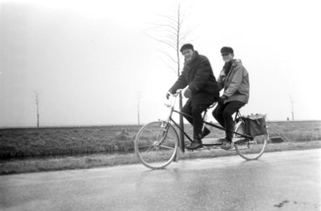 Delfzijl tegen Amsterdam v.v. op de tandem vader en zoon Blauw op de tandem, Bestanddeelnr 922-0077