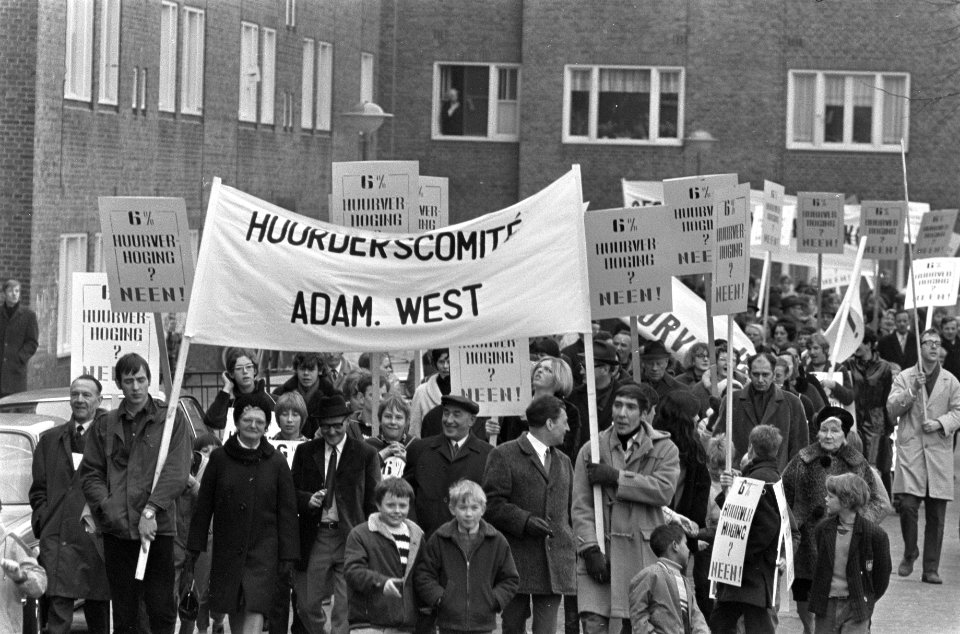 Demonstratie in Amsterdam West tegen de 6% huurverhoging demonstranten met spand, Bestanddeelnr 922-2447