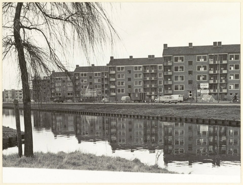 Delftlaan 275-323 in aanbouw, nabij de Orionweg, ziende naar het noordoosten. NL-HlmNHA 54004557