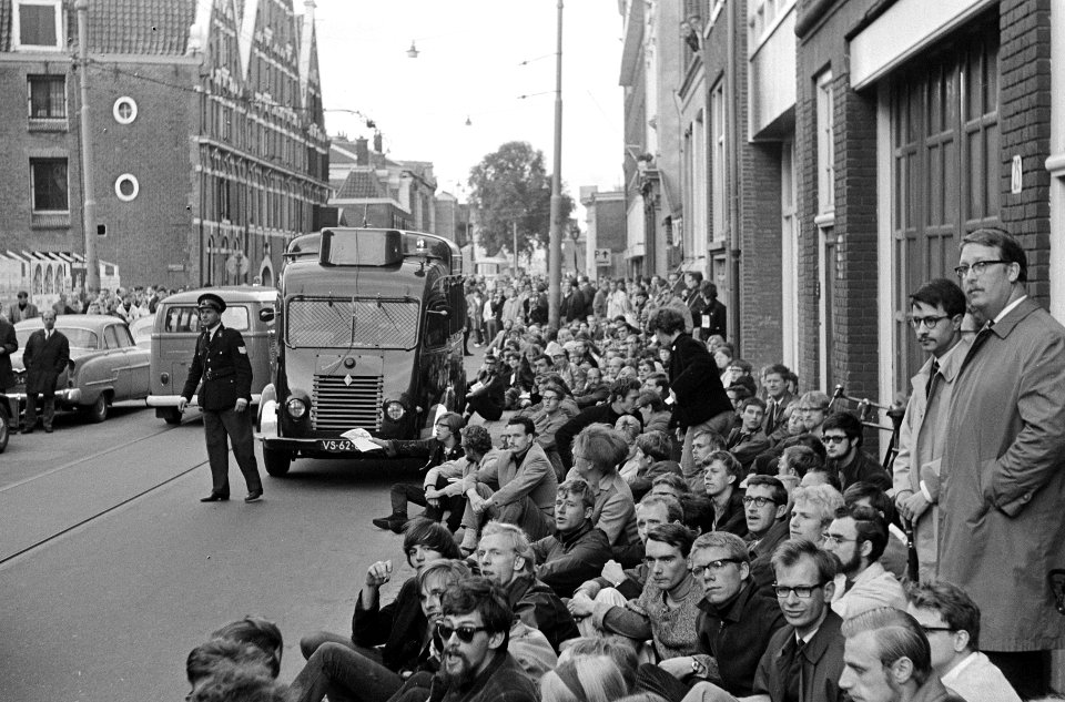 Demonstratie in Amsterdam tegen het Amerikaans optreden in Vietnam. Sit-down sta, Bestanddeelnr 919-3638