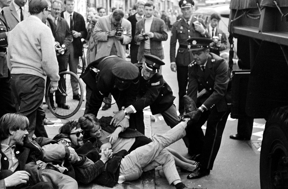 Demonstratie in Amsterdam tegen het Amerikaans optreden in Vietnam. Provo Hans …, Bestanddeelnr 919-3639