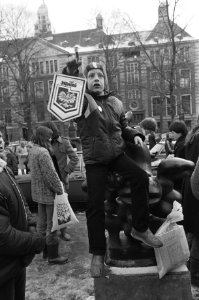 Demonstratie in Amsterdam tegen de staat van beleg in Polen Jongetje met vlagget, Bestanddeelnr 931-8710
