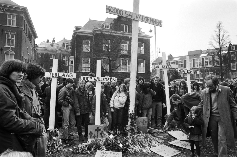 Demonstratie in Amsterdam in verband met de dood van 4 Ned. journalisten en de s, Bestanddeelnr 932-0525