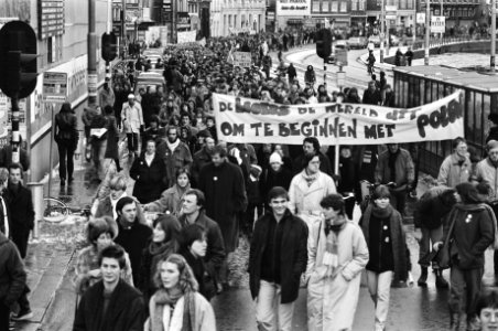 Demonstratie in Amsterdam tegen de staat van beleg in Polen De legers de wereld, Bestanddeelnr 931-8705