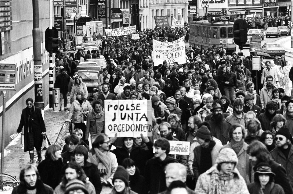 Demonstratie in Amsterdam tegen de staat van beleg in Polen Demonstranten met o., Bestanddeelnr 931-8709