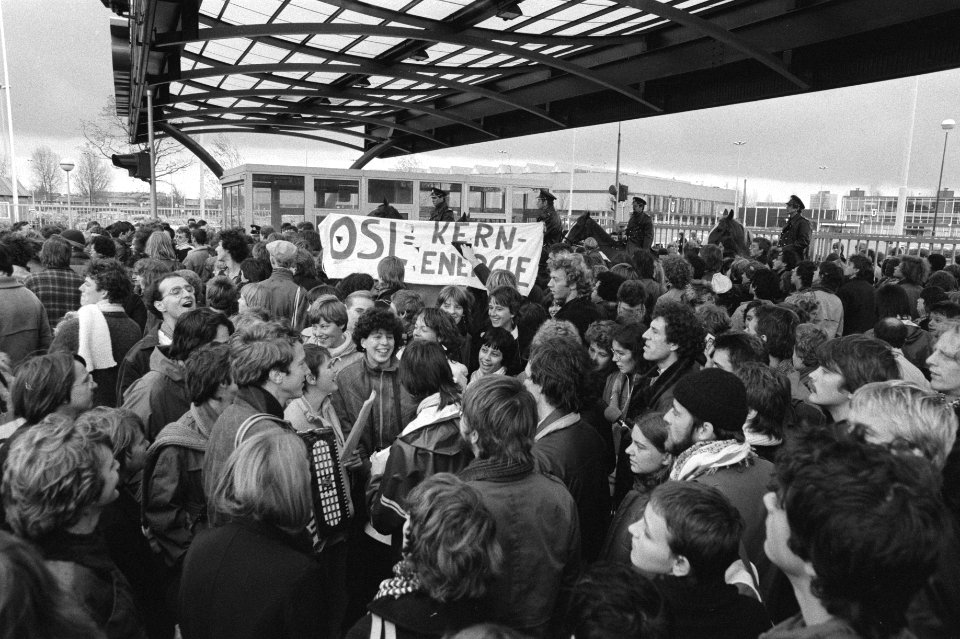 Demonstranten blokkeren de toegangspoort, Bestanddeelnr 931-7771