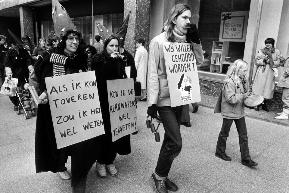 Demonstranten in Rotterdam lopen met spandoeken Als ik kon toveren zou ik het , Bestanddeelnr 932-5517