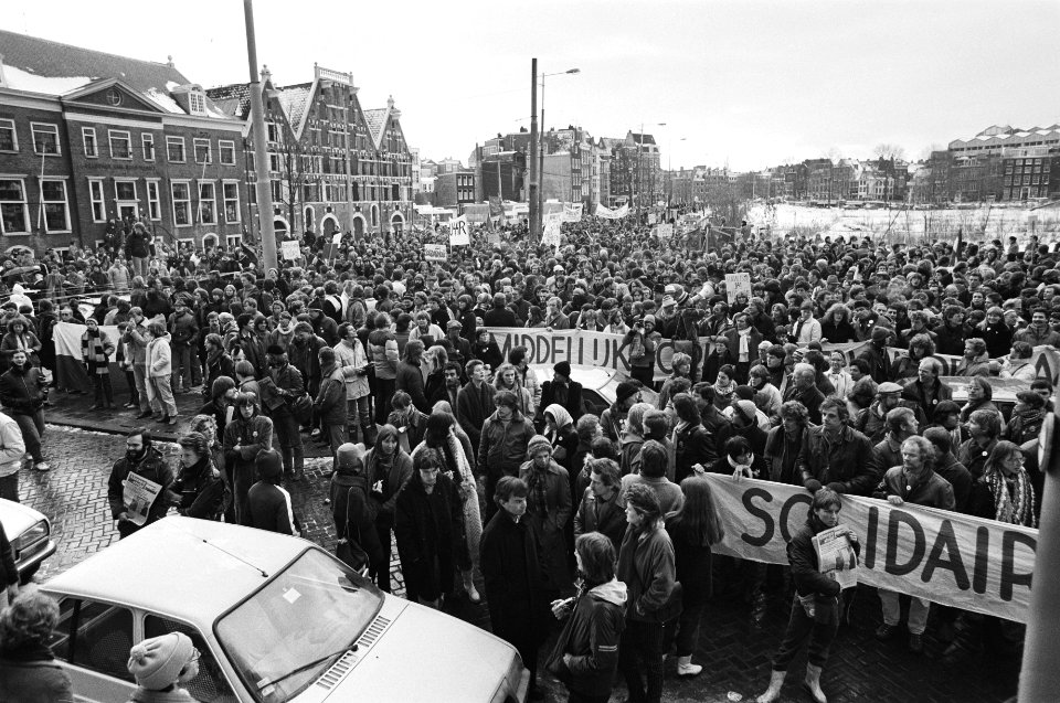 Demonstratie in Amsterdam tegen de staat van beleg in Polen Demonstranten met fe, Bestanddeelnr 931-8706