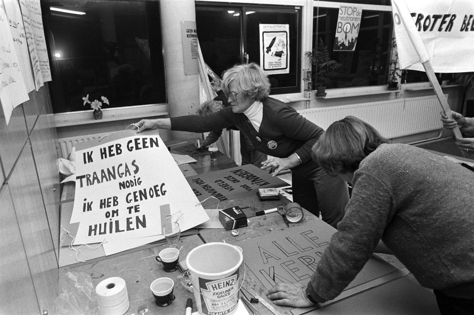 Demonstranten, spandoeken, Bestanddeelnr 931-8082