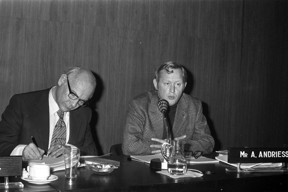 Democratiserings-congres in de RAI, Den Uyl en Andriessen (rechts), Bestanddeelnr 925-9654