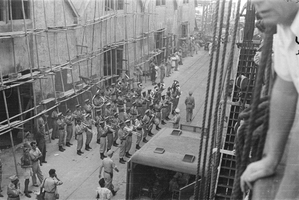 Demobiliserenden naar Nederland Stafmuziek KNIL speelt op de kade, Bestanddeelnr 234-4-1