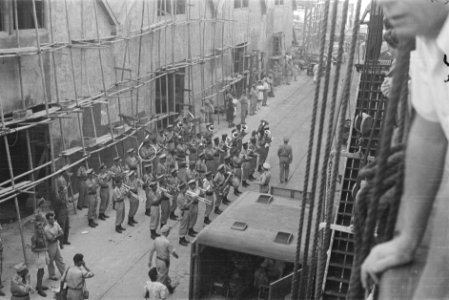 Demobiliserenden naar Nederland Stafmuziek KNIL speelt op de kade, Bestanddeelnr 234-4-1