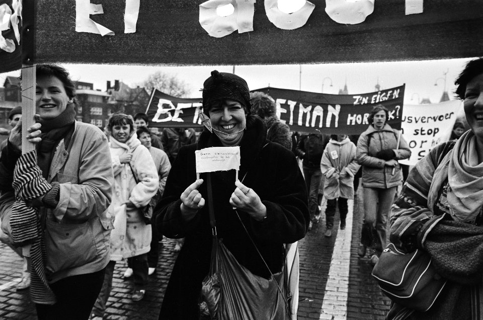 Demonstrant met minispandoek, Bestanddeelnr 932-4021