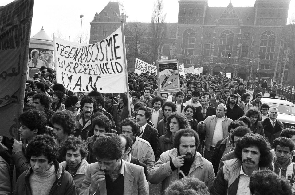 Demonstratie in Amsterdam in verband met de dag van de rassendiscriminatie naar , Bestanddeelnr 932-0537
