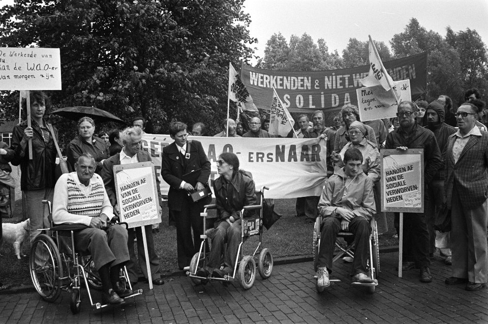 Demonstranten, bezuinigingen, arbeidsongeschiktheid, rolstoelen, spandoeken, Bestanddeelnr 931-0103