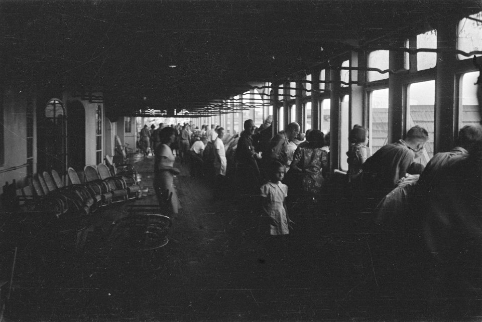 Demobiliserenden naar Nederland. Passagiers op de traverse kijken naar buiten, Bestanddeelnr 234-1-5