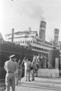 Demobiliserenden naar Nederland. De Volendam verlaat de haven, Bestanddeelnr 234-6-6