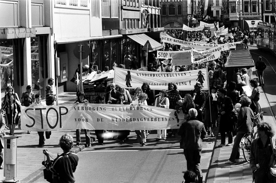 Demonstratie in Amsterdam met spandoeken waarop o.a. de tekst Verhoging ... v, Bestanddeelnr 930-2741