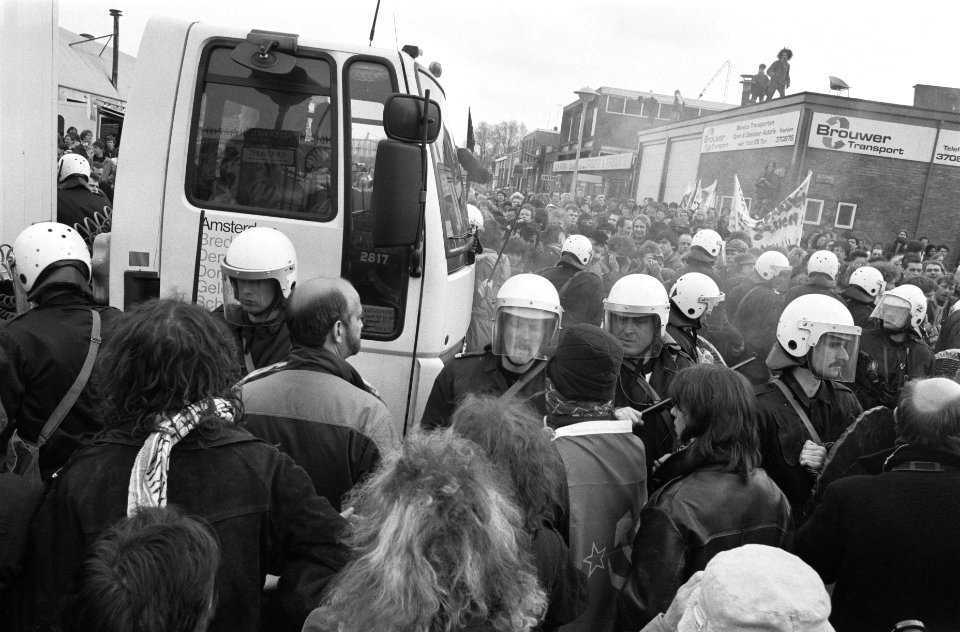 Demonstranten en ME-ers, Bestanddeelnr 934-4416