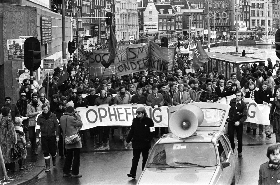 Demonstratie in Amsterdam tegen de staat van beleg in Polen Overzicht van demons, Bestanddeelnr 931-8712