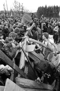 Demonstranten bouwen blokkade, Bestanddeelnr 931-6907