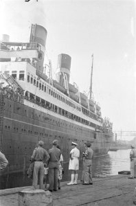 Demobiliserenden naar Nederland De Volendam verlaat de haven, Bestanddeelnr 234-6-4