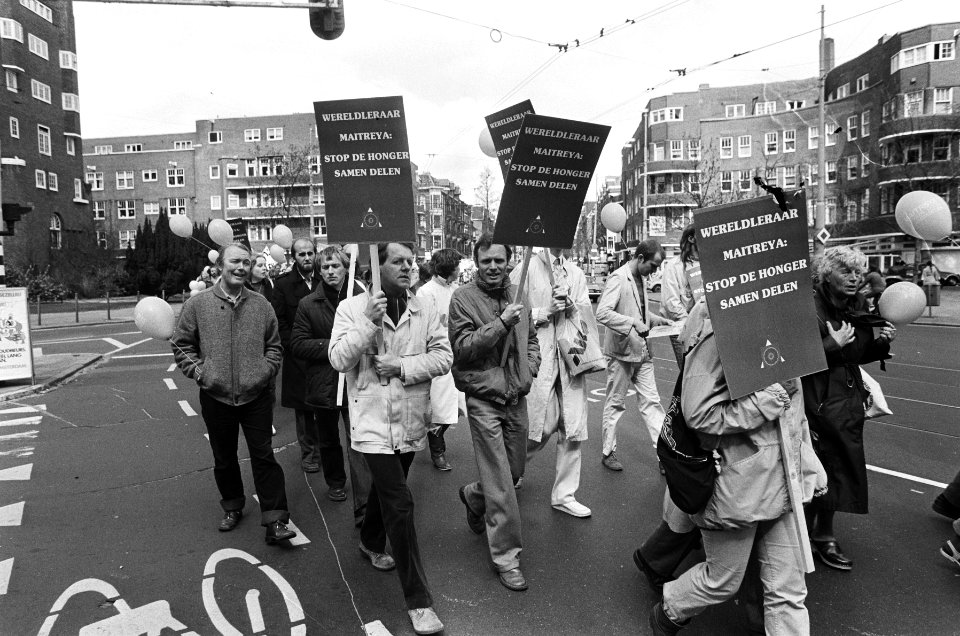 Demonstratie in Amsterdam onder motto Vrede door samen delen van Museumplein n, Bestanddeelnr 932-1203