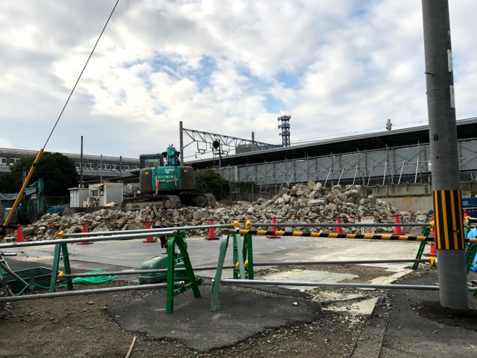 Demolishing old JR Zeze station